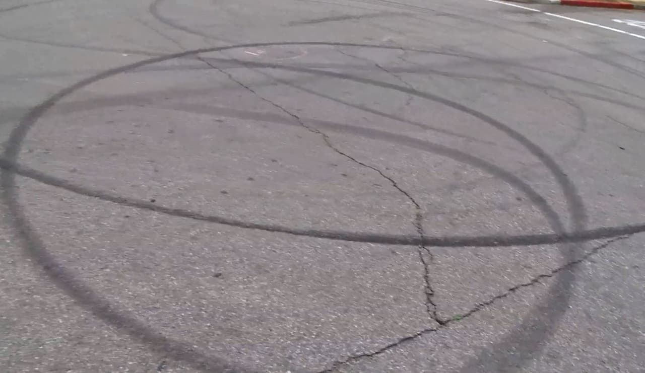 Las autoridades han desplegados una intensa búsqueda y piden a cualquier persona con información de este caso comunicarse con el Departamento de la Patrulla de Caminos al número: 310-516-3355. Al hacerlo puede salvar vidas, incluyendo la suya.