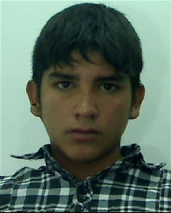 <h3 class="cms-H3-H3">Lucas Nicolás Cruces</h3>
<br>
<br>Con 20 años cumplidos, este joven argentino es buscado por la oficina de la Interpol en su país.
<br>
<br>Nacido el 25 de agosto del 2000, Cruces es acusado de
<a href="https://www.interpol.int/es/Como-trabajamos/Notificaciones/Ver-las-notificaciones-rojas#2019-30716" target="_blank">robo agravado con uso de arma de fuego. </a>
<br>
<br>