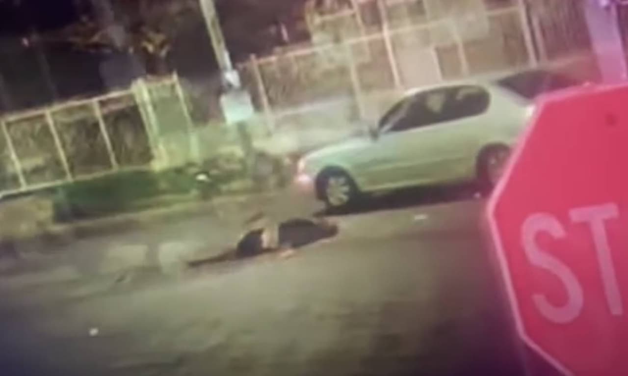 Hombre es atropellado mortalmente por dos carros en el sur de Los Ángeles