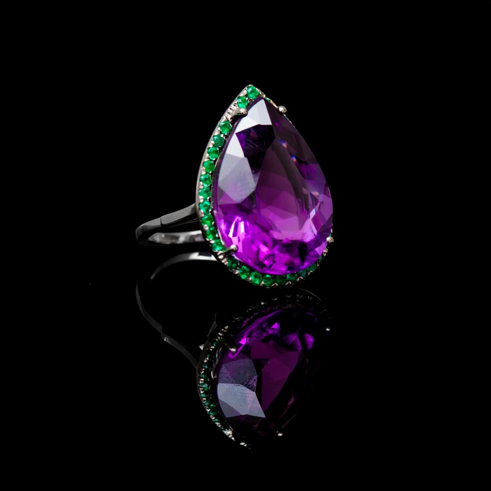 Entre los cuentos de la amatista se dice que era muy usada por magos en sus varitas y cetros, y hasta la fecha culturas como los wiccans se aprovechan de sus poderes. La gema previene ataques psíquicos o hasta paranormales porque se dice que refleja la energía negativa que le echan de vuelta al universo, pero transformada a positiva.