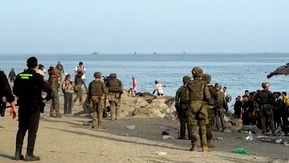 N+ Univision capta en vivo al ejército detener a un hombre al querer cruzar el cerco en Ceuta