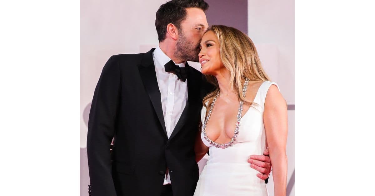 Ben Affleck y Jennifer Lopez viven un tierno romance.