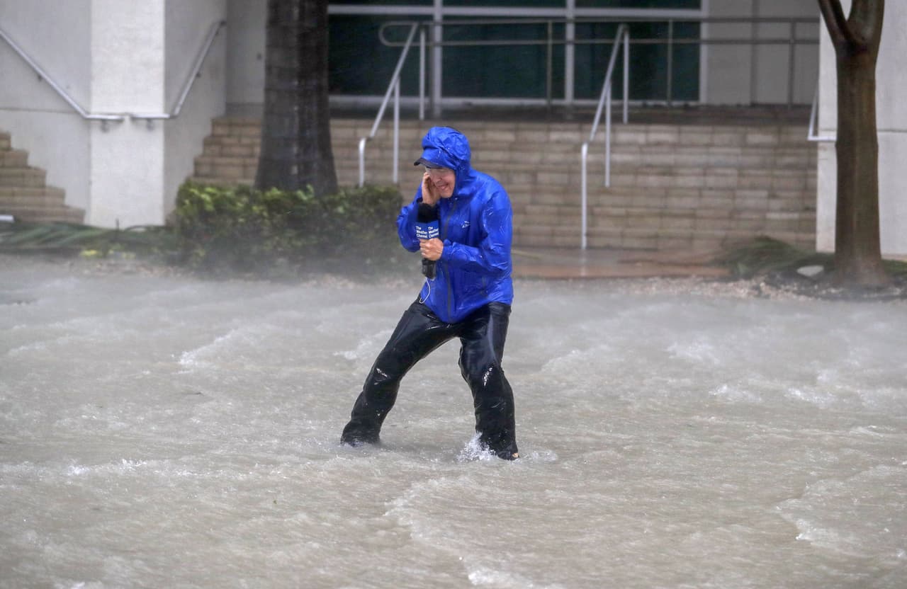 El meteorólogo Mike Seidel, de 
<i>The Weather Channel</i>, en medio de los fuertes vientos y las inundaciones de las calles en Miami, Florida, este domingo. Muchas áreas están bajo órdenes obligatorias de evacuación en Florida por el paso de Irma, que llegó como tormenta de categoría 4 a EEUU.