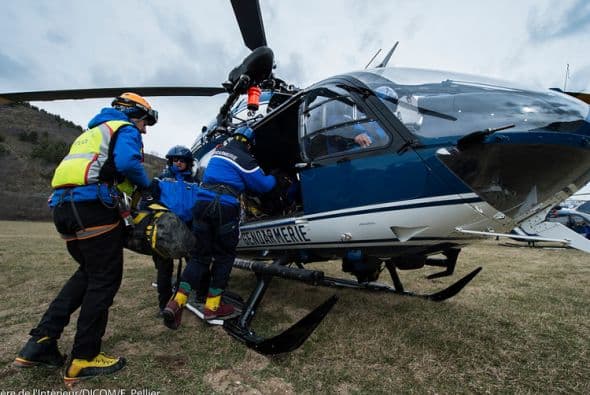 Un total de nueve helicópteros han trasladado a gendarmes, militares y forenses. (Ministerio del Interior francés/DICOM/F. Pellier).