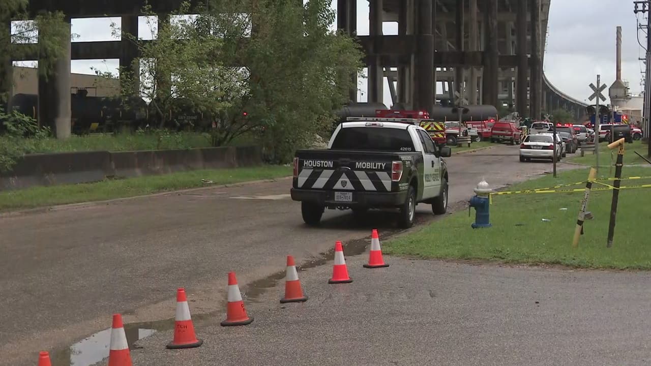 El conductor del auto que supuestamente causó que el camión perdiera el control y cayera se quedó en la escena.