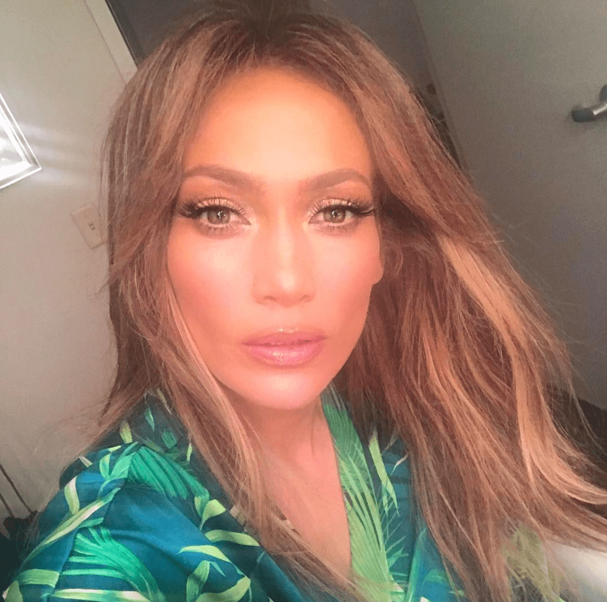 Poco antes de subir a la tarima del club The AXIS, Jennifer López mostró su rostro descansado.