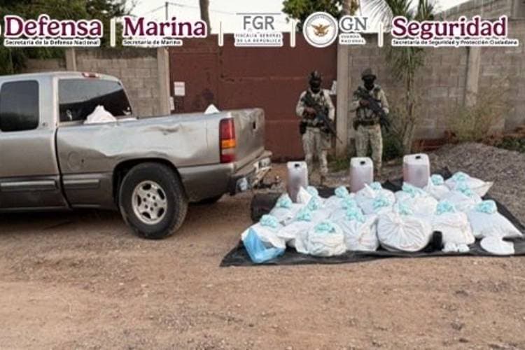 El vehículo localizado con grandes cantidades de droga, fue asegurado.