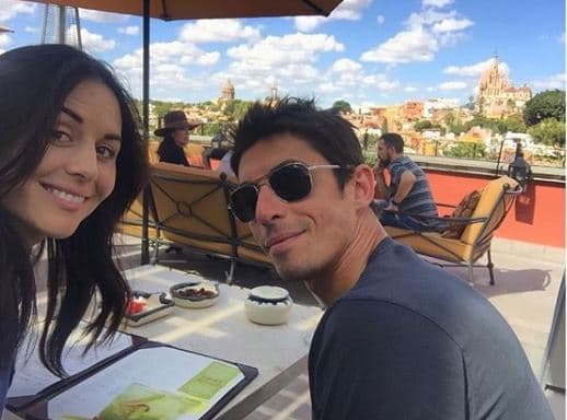 Alberto Guerra también compartió su felicidad 
<b><a href="https://www.instagram.com/el_guerra/">a través de su cuenta de Instagram</a></b>, donde colgó la misma imagen que Zuria y escribió: "Pssst carnalit@, bienvenid@ a la familia. ¡Se pone harto divertido, te lo juro! Gracias, Zuria Vega por hacerme harto feliz, ¡te amo!".