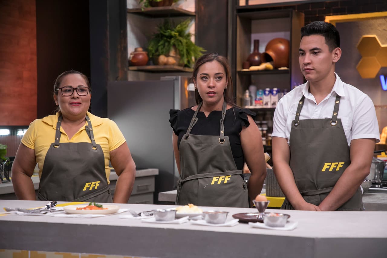 Con taquicardia y todo, los Wong prepararon los huevos nube, poché y tibios. La salsa estaba picante, además el cocido y el nube se les había pasado.