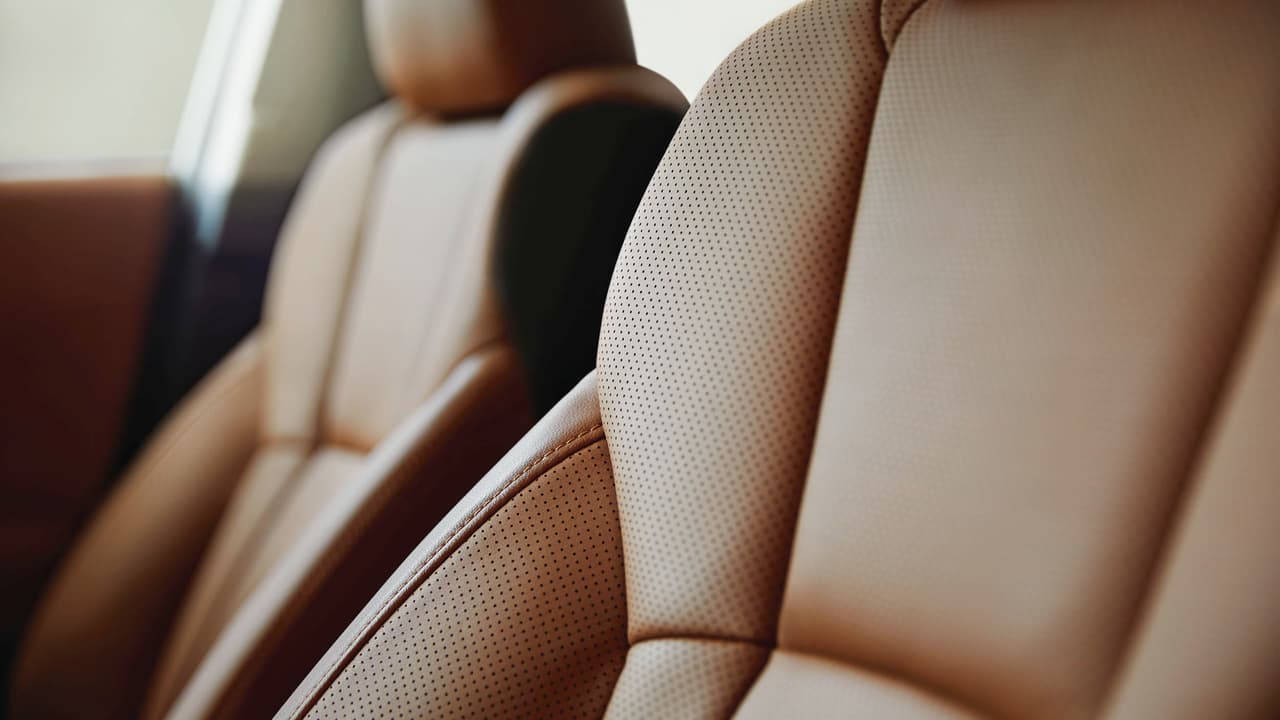 El Subaru Legacy 2020 será el primer vehículo del fabricante en ofrecer tapicería de
<b>cuero Nappa</b>, como equipo opcional por supuesto.