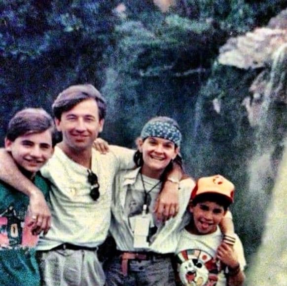 <b>Alejandro</b>
<br>Se trata del primogénito del cantante argentino y es fruto de su primer matrimonio con Ana Vaz (1975-1986). Aunque nació en Venezuela, posteriormente se radicó en Estados Unidos.