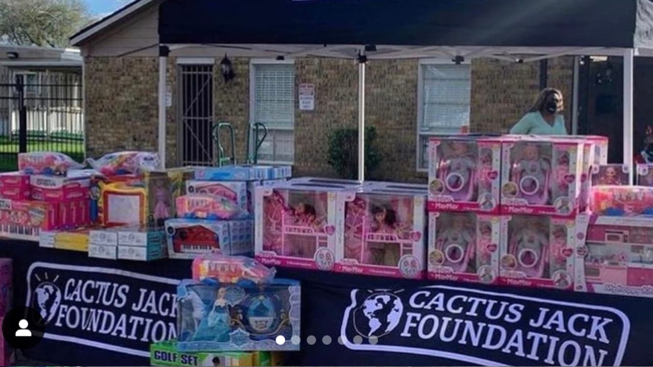 La fundación también compartió fotos de mesas llenas de obsequios para los niños.