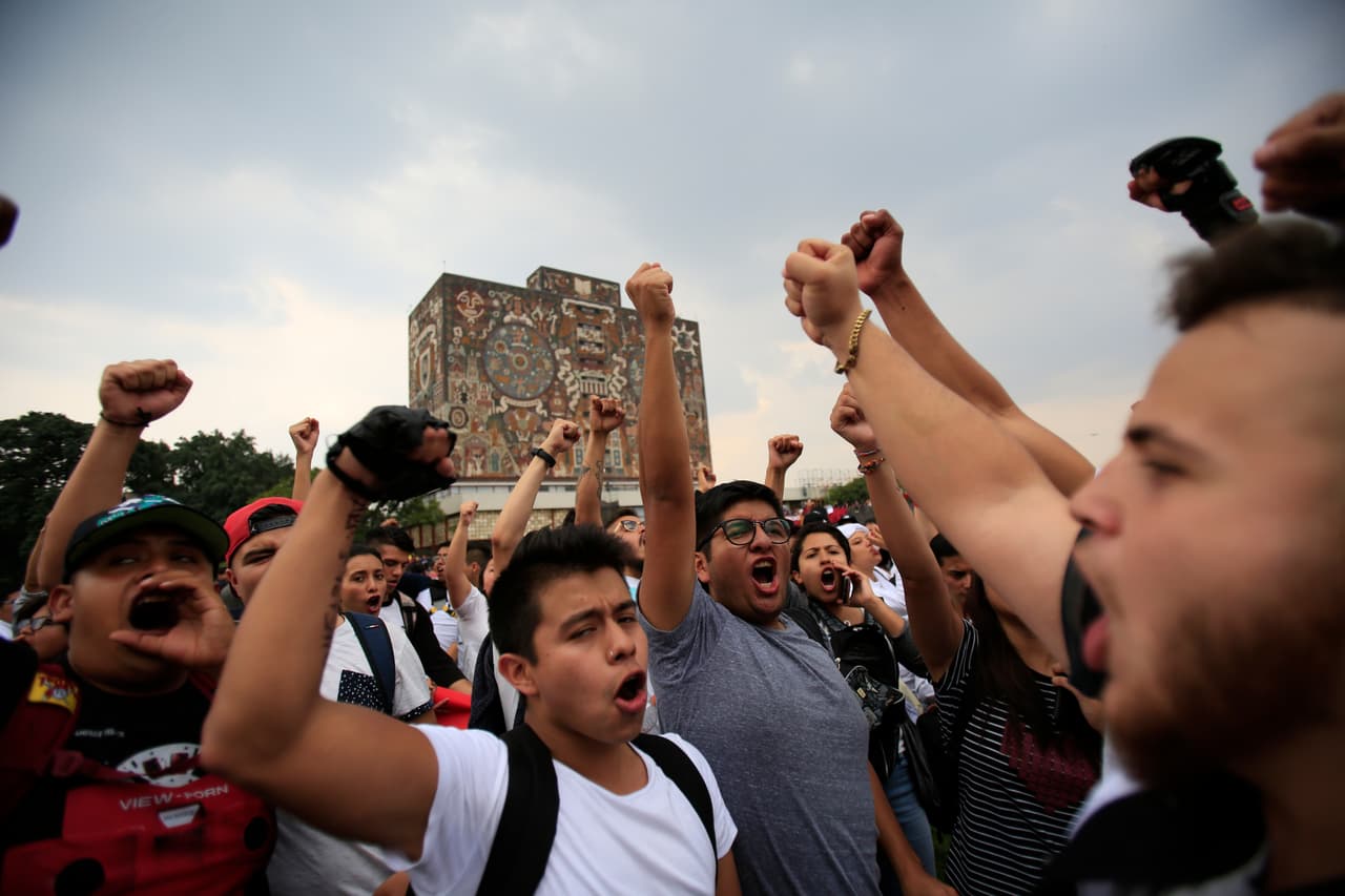 La manifestación del lunes exigía la eliminación de cuotas de inscripción y más seguridad, entre otros requerimientos de los alumnos del Colegio de Ciencias y Humanidades. Los ‘porros’ los atacaron y dejaron a 13 jóvenes heridos, tres de los cuales fueron hospitalizados.