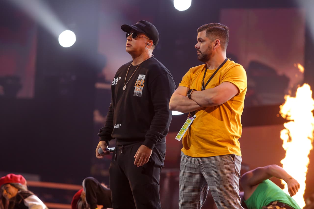 <b>"Recuerdo cuando chamaquito que veía que le rendían tributo a aquél artista leyenda",</b> declaró después de su ensayo. "Y qué bueno que a pesar de los años la gente me sigue recibiendo como si estuviera empezando".