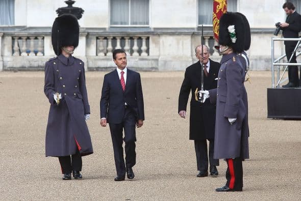 La inspección de la Guardia de Honor es una formalidad que cumple el invitado en cada visita estatal a la Reina de Inglaterra.
