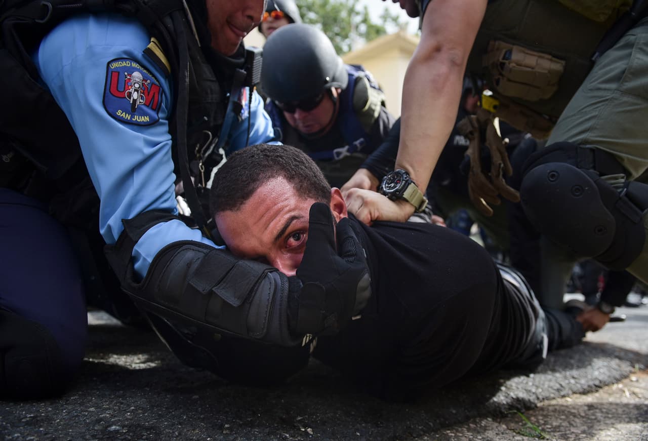 "Ese es el brazo armado de la Junta (de Control Fiscal), macaneando a jóvenes sólo porque sí y entrando a residencias sin orden judicial", escribió en sus redes María de Lourdes Santiago, comisionada electoral del Partido Independentista Puertorriqueño