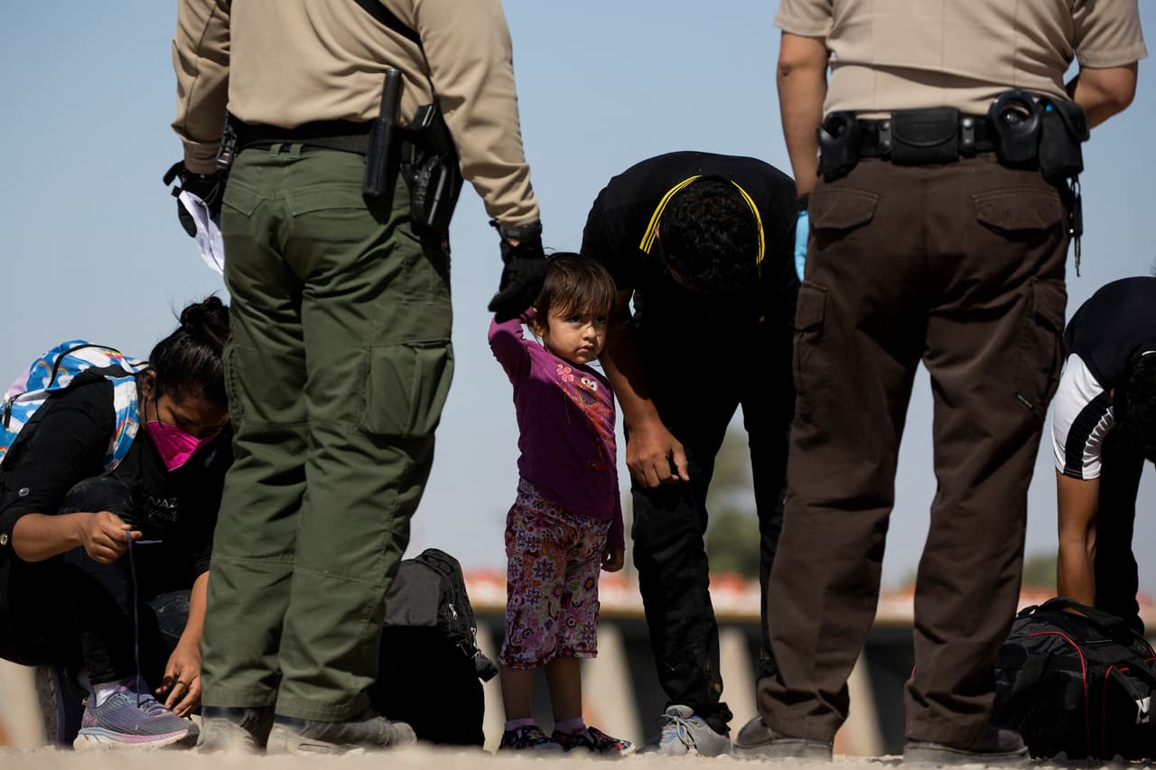 Más de 100 organizaciones reprochan a Biden por seguir expulsando migrantes de forma acelerada con el Título 42