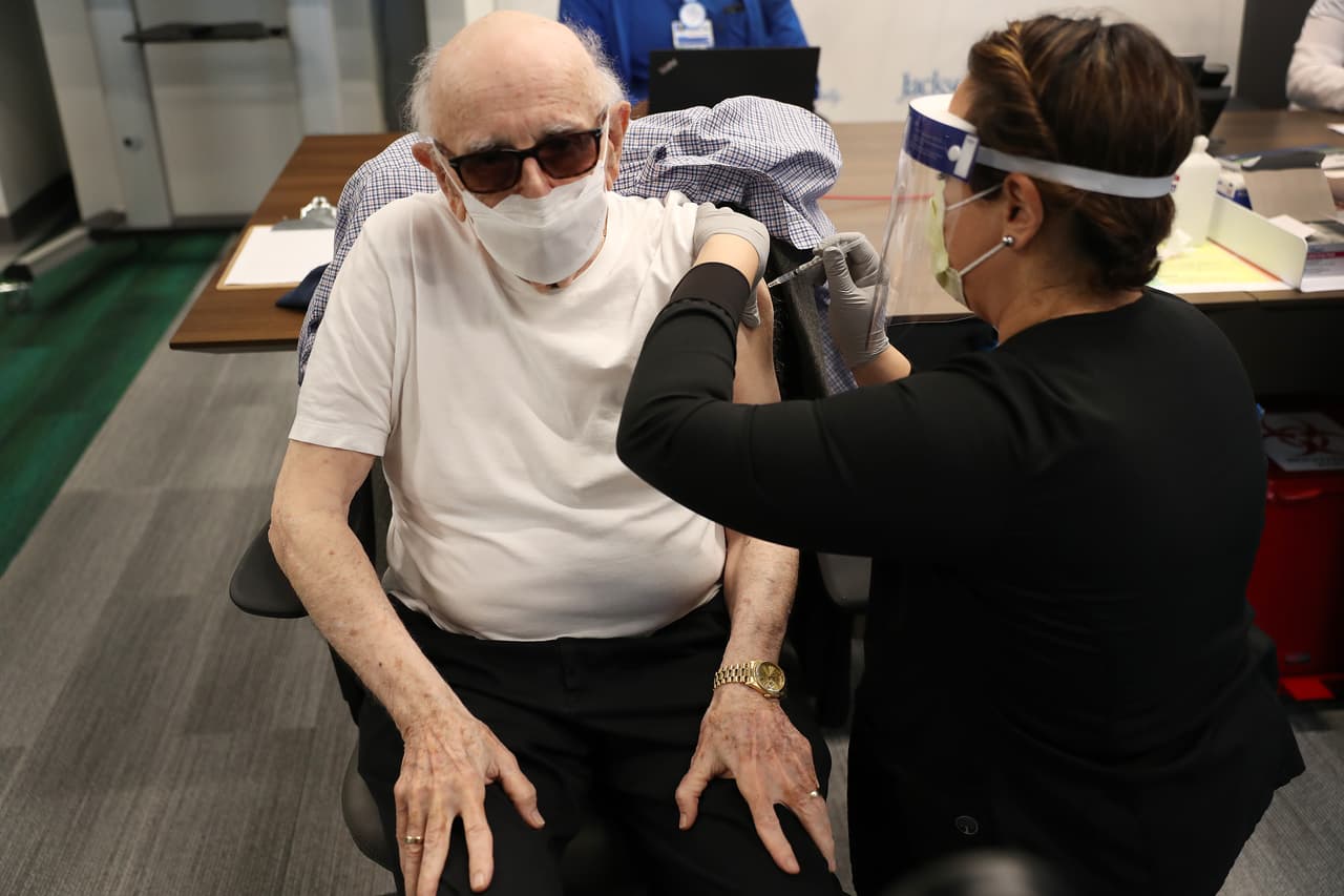 El hospital Mount Sinai de Miami Beach vacuna a los mayores de 65 años, de lunes a viernes desde las 8:00 am hasta las 5:00 pm. Sábado y domingo hasta la 1:00 pm. Llame al 305-674-2312 para pedir una cita o 
<a href="https://www.msmc.com/coronavirus-update/" target="_blank">presione aquí para ir a la página web. </a>