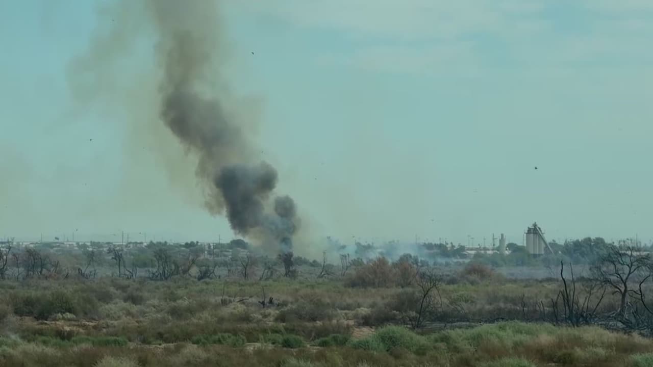 Incendio Hazen consume más de 500 acres y causa cierre de carreteras; humo empieza a afectar