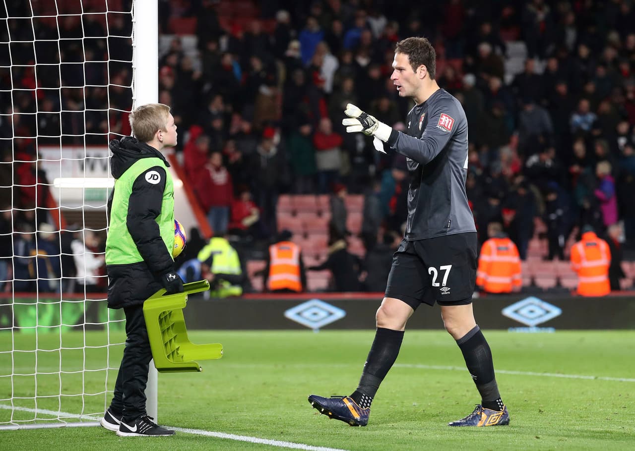 Gol más lejano – En 2014, el portero del Stoke City, Asmir Begovic, consiguió la gran hazaña en un en partido frente al Southampton.