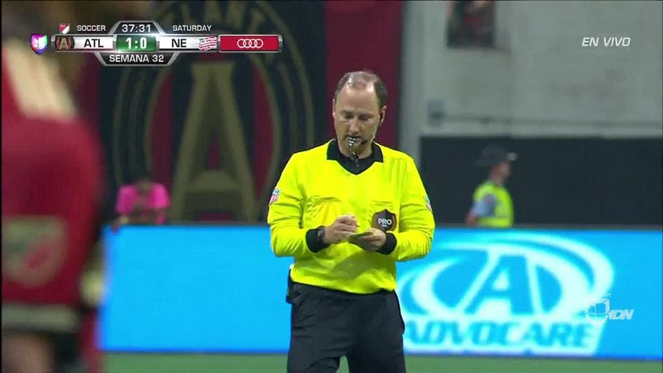 Tarjeta amarilla. El árbitro amonesta a Zachary Herivaux de New England Revolution