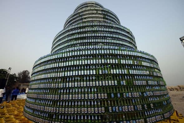 En Lagos, Nigeria, hicieron un árbol navideño con botellas de cerveza.