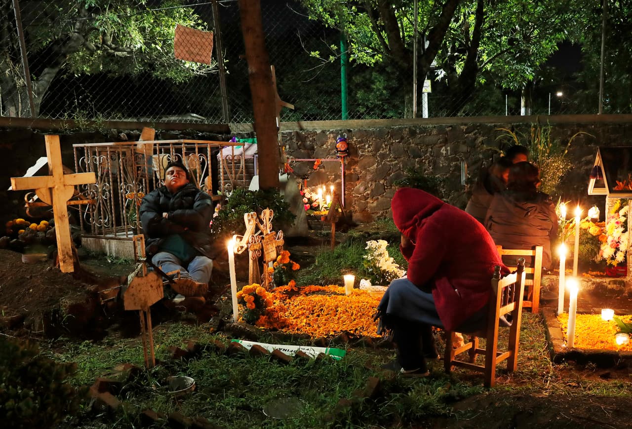 En una fecha que coincide en parte con la celebración católica de "Todos los Santos", las familias pasan la noche en el cementerio, comiendo y bebiendo frente a las tumbas de sus difuntos, que han limpiado y decorado para ese día.