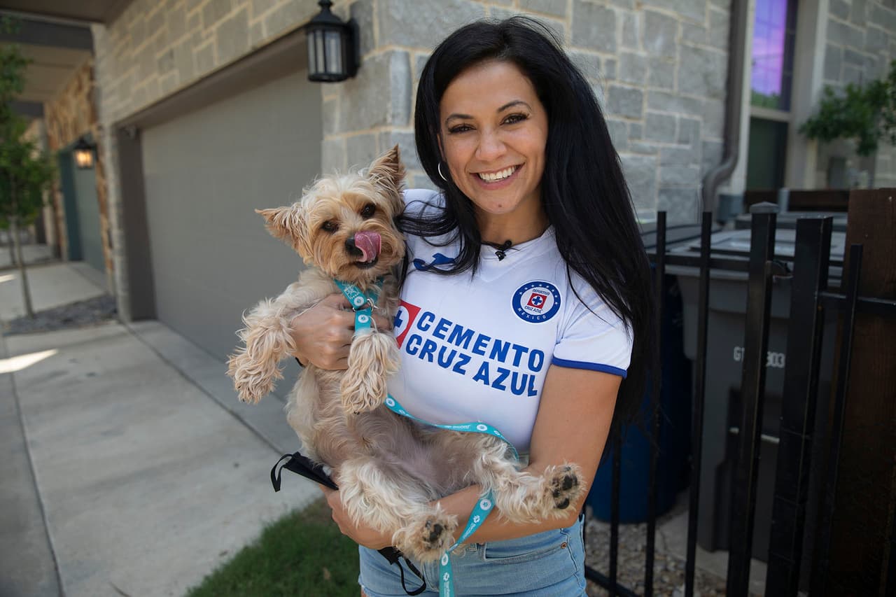 Como era de esperarse, 
<b>Carlita</b> celebró el triunfo, pero se alegró mucho más por haber ganado la apuesta que tenía con El Feo.