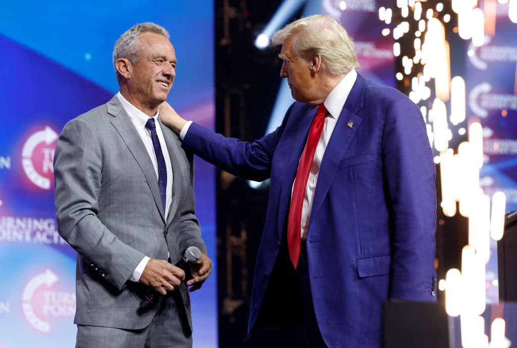 Trump recibe en el escenario a Robert F. Kennedy Jr. en un acto de campaña de Turning Point Action en Georgia.