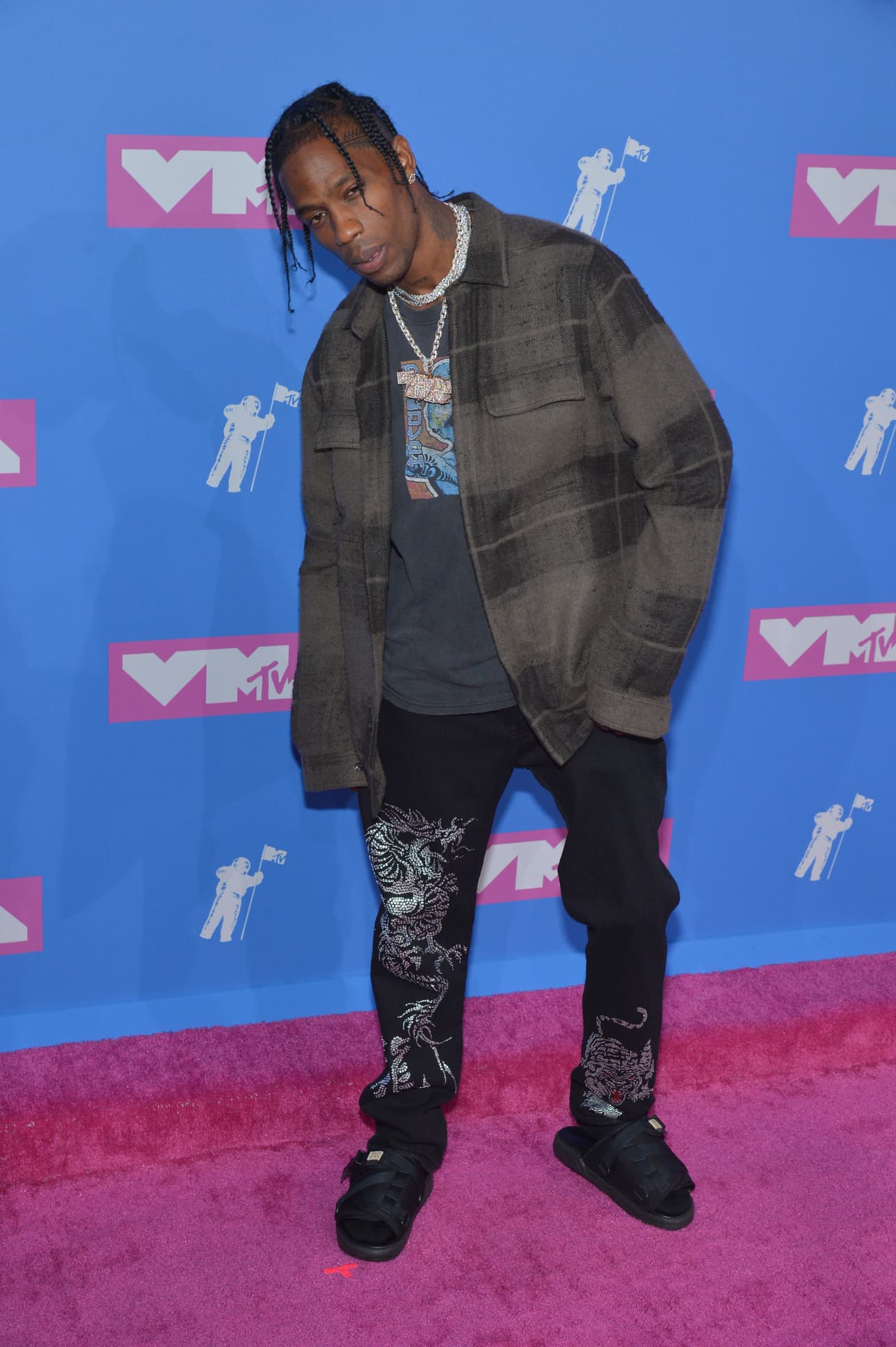 A pesar de mostrarse afectado en video, no es la primera vez que se registra una controversia en uno de sus conciertos, pues ya ha sido arrestado al menos dos veces.