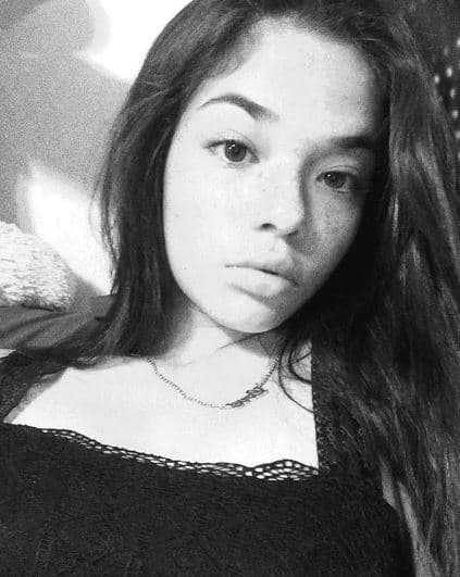 Otras ocasiones no alisa su pelo y prefiere tenerlo con sus ondas naturales.