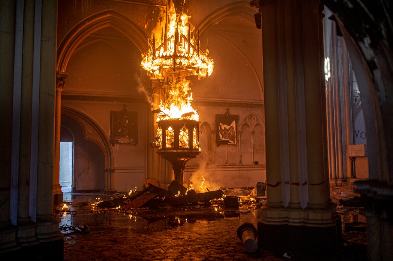 El fuego dentro de la iglesia San Francisco de Borja. El país sudamericano ha sido también uno de los más afectados por la pandemia: acumula 491,760 contagios de covid-19 y 13,635 fallecidos.
