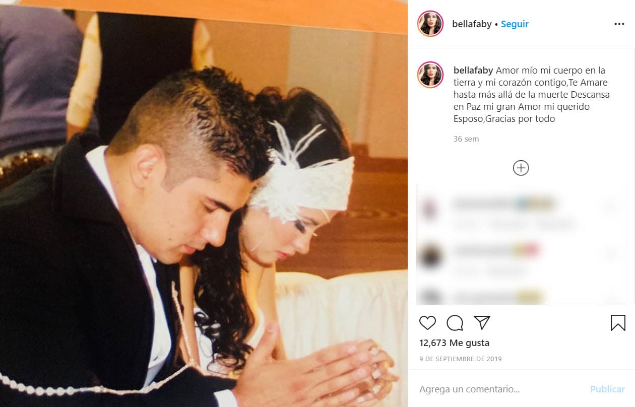 Fabiola Martínez es conductora, actriz, modelo mexicana. A sus 32 años es viuda y madre de dos hijas: Alison de 14 años y Zaira de 8. Se casó con el abogado Armando Gómez en 2008, a quien asesinaron en septiembre de 2019 en un centro comercial de la ciudad de Monterrey, México, reportó Radio Fórmula.
<br>