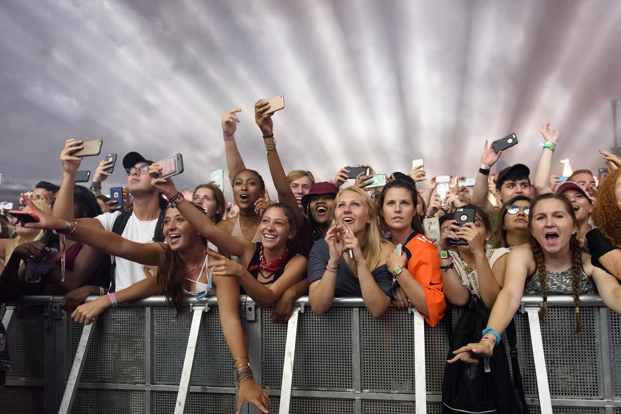 Ambiente del tercer día de conciertos de Lollapalooza 2016. Mira fotos de las actuaciones de Red Hot Chili Peppers y muchas estrellas más. Además del ambiente en el Grant Park.