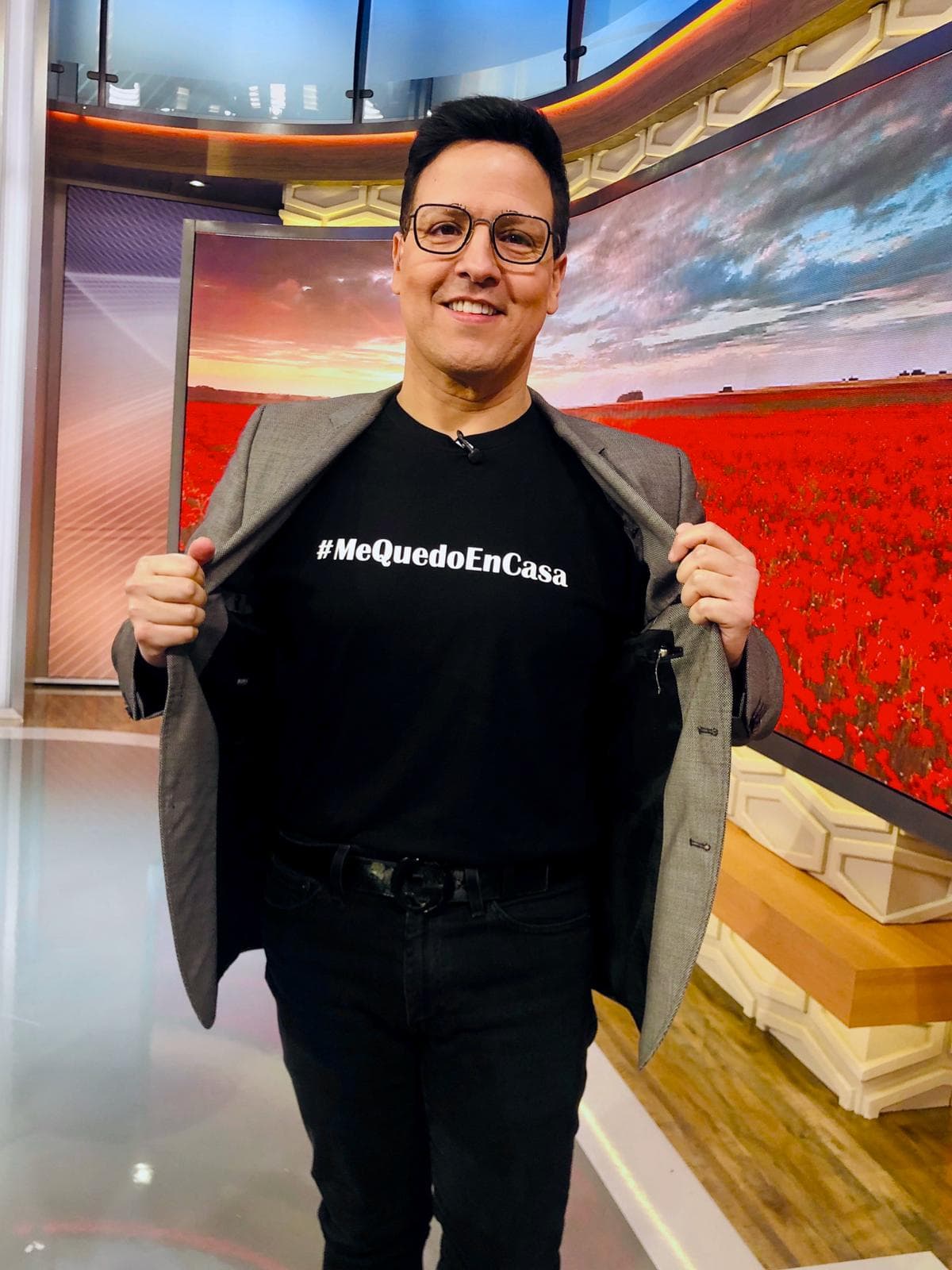 Raúl González no perdió la oportunidad de mostrar el diseño en su playera que la producción preparó para la familia del show.