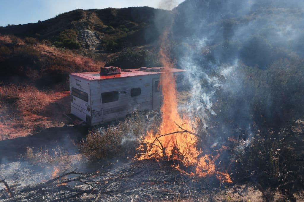 No se han reportado pérdidas de vidas durante la emergencia. Las autoridades abrieron dos refugios, uno para personas y otro para animales afectados por el incendio.