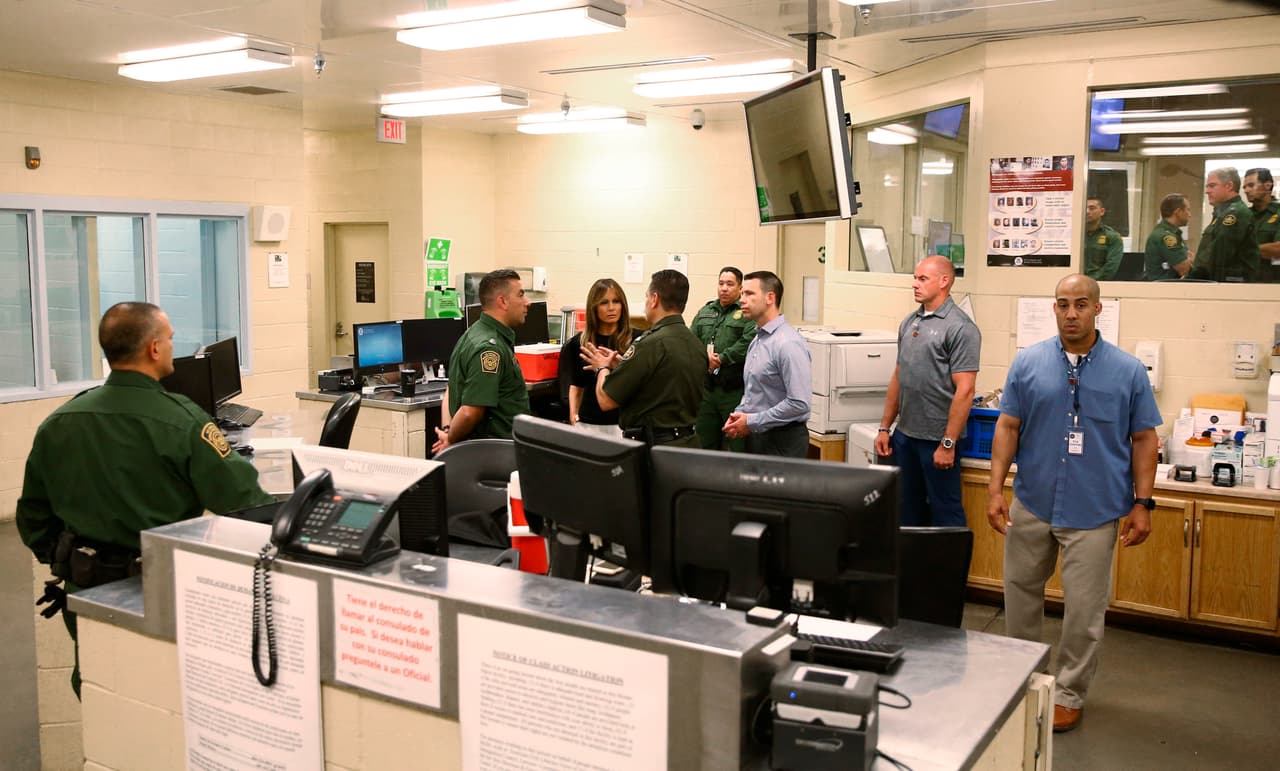 La primera dama Melania Trump visita el centro de procesamiento de la Patrulla Fronteriza del sector Tucson donde permanecen niños y adultos migrantes detenidos en la frontera. (Rob Schumacher / The Arizona Republic vía AP, Pool)