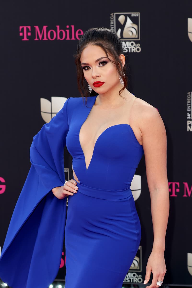 <b>Sirey Morán </b>
<br>La modelo hondureña ganadora de Nuestra Belleza llegó a la alfombra de Premio Lo Nuestro con un vestido azul escotado.