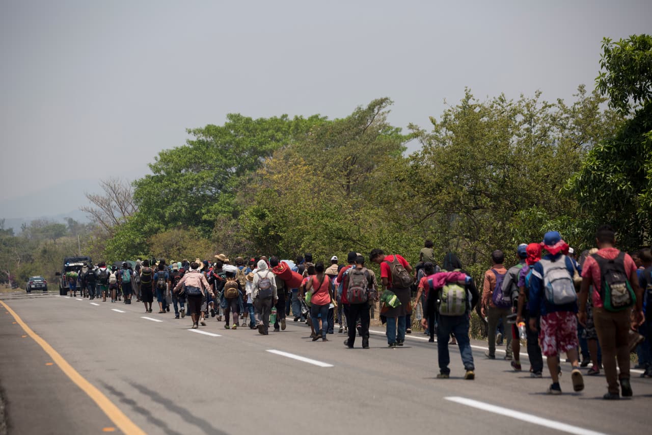 Migrantes centroamericanos viajan en una caravana hacia Estados Unidos custodiados por autos de la policía en Tonala, estado de Chiapas, este domingo 21 de abril.
<b>Jesús Salvador Quintana, un alto funcionario de la Comisión Nacional de Derechos Humanos, dijo que en Mapastepec vieron una disminución en la asistencia del público.</b>
<br>
<br>
<br>