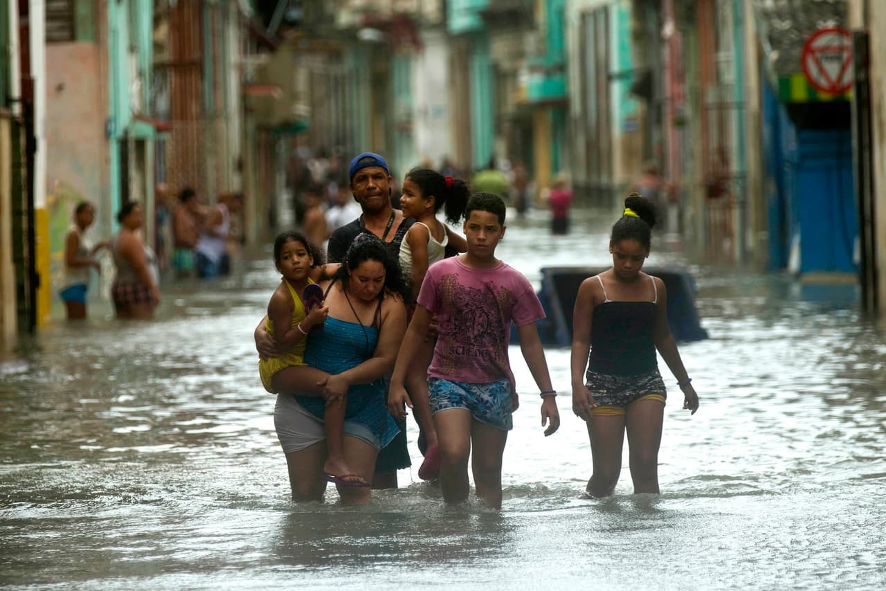 Las personas deben caminar por el agua, en las calles de inundadas de La Habana.