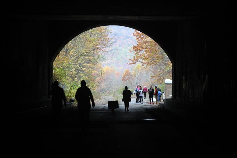 <b><a href="https://runsignup.com/Race/PA/Waterfall/EndoftheRoadMarathon#:~:text=Saturday%2C%20October%2022%20and%20Sunday,%2C%202022%20in%20Waterfall%2C%20PA!" target="_blank">End of the Road Marathon/Half/4 Miler (22 de octubre)</a></b>: Este tramo del Pennsylvania Turnpike se pasó por alto en 1968, lo que dejó 2 túneles y millas de carretera sin tráfico durante casi 50 años. En este original medio maratón de la antigua autopista de peaje, experimentarás 5 millas de tu carrera bajo tierra en los viejos túneles. También se tiene la opción One Tunnel four miler para aquellos que quieran experimentar los túneles con una distancia más corta.