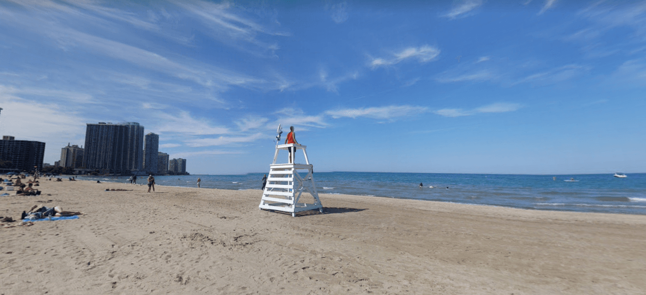 <b><a href="https://www.chicagoparkdistrict.com/parks-facilities/osterman-beach" target="_blank">Kathy Osterman Beach </a></b>
<br>La playa Kathy Osterman ubica cerca del vecindario Edgewatet. Está situada en la punta norte de Lincoln Park. A veces se le llama la playa Ardmore o playa Hollywood, pues su ubicación es cerca de esas calles. El lugar está abierto al público a partir de las 6:00AM. Sigue el mismo protocolo; para poder nadar en playa debe haber un salvavidas en turno.
