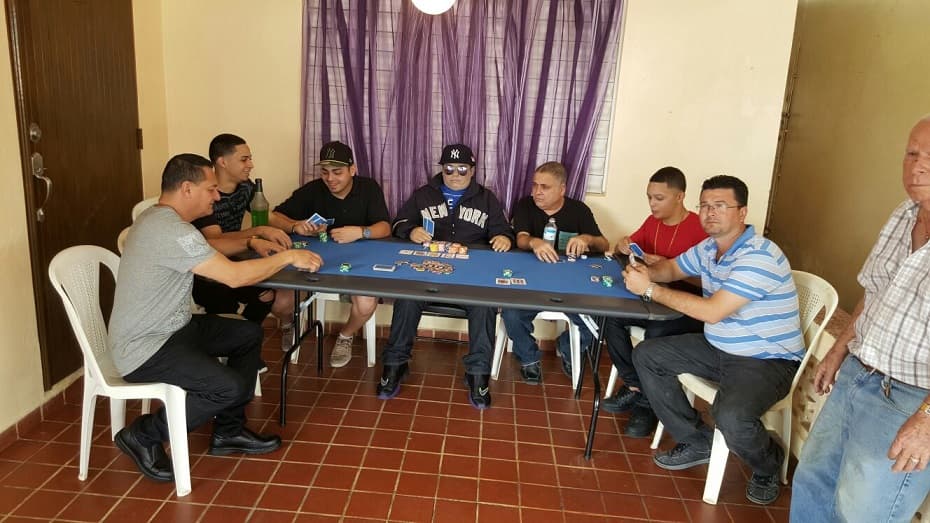Velan en Puerto Rico hombre jugando póker con sus amigos
