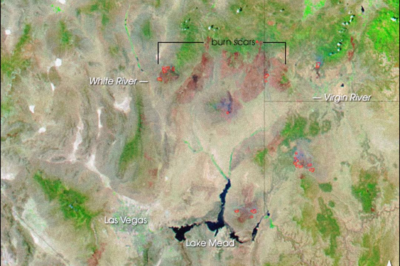 <b>Puesto 13: Incendios del sur de Nevada (2005)</b>. Este devastador grupo de fuegos quemó 509,000 acres en las montañas Spring, cerca de Las Vegas. La mayoría de los científicos coinciden en que el incremento de la intensidad de las temporadas de incendios es una consecuencia del 
<a href="https://www.univision.com/noticias/medio-ambiente/el-clima-extremo-es-real-humo-de-los-incendios-llega-a-nueva-york-y-el-oceano-se-plaga-de-huracanes"><u>calentamiento del planeta</u></a>. 
<br>