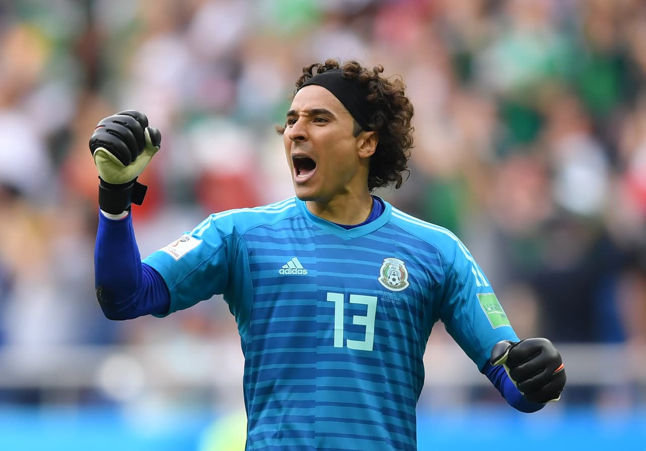 El mexicano
<b>Guillermo Ochoa </b>ha jugado dos Mundiales y podría apuntarle a un tercero en Catar 2022. De hacerlo, tendría 37 años.
