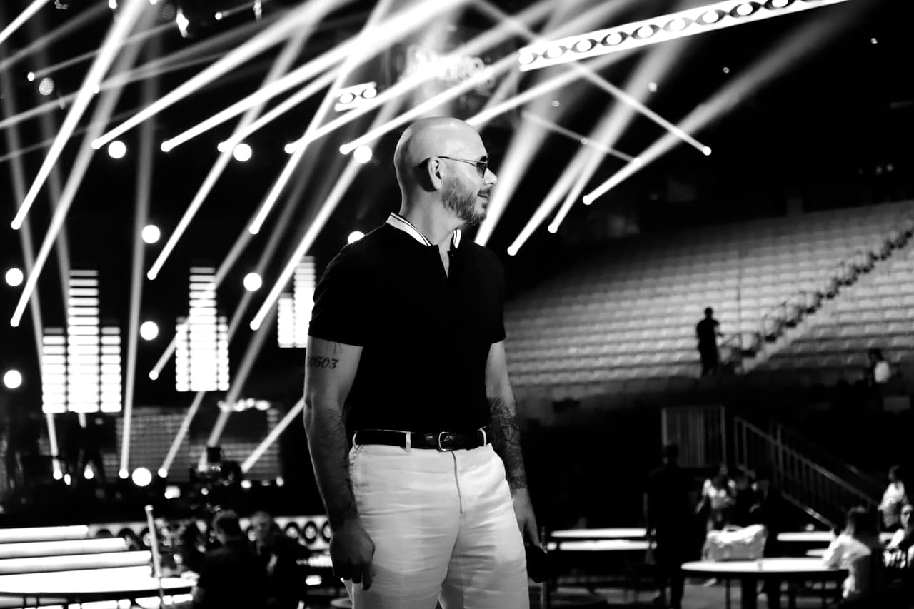 "Mr. 305", quien ya ha ganado 7 PLN y este año tiene dos nominaciones Canción del Año - Urbano y Colaboración del Año - Urbano, trae un espectáculo tan grande que se desborda más allá del escenario. 
<br>