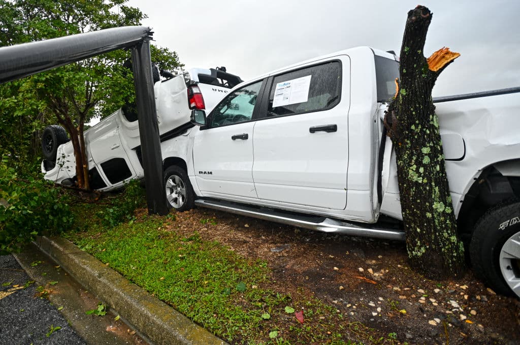 En Moncks Corner, Carolina del Sur, el tornado vinculado a la tormenta tropical Debby también causó daños a vehículos, lanzando unos sobre otros.