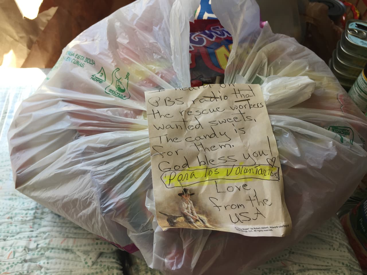 Un paquete de dulces que envían a los rescatistas.