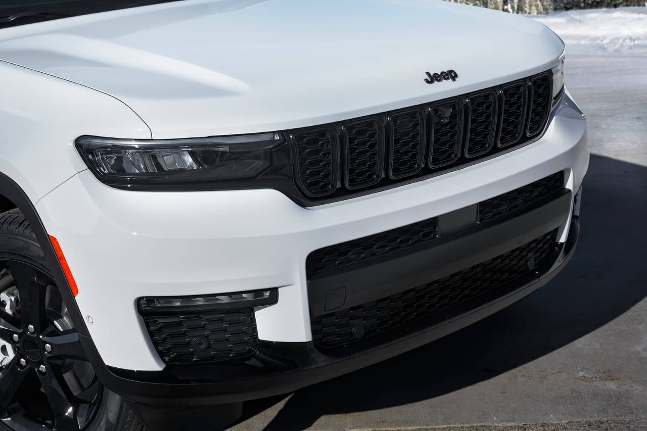 The new 2022 Jeep® Grand Cherokee L Limited Black Package adds 20-inch Gloss Black aluminum wheels, Gloss Black accents and badging, roof rails and a unique seven-slot grille to the already well-equipped Limited model.