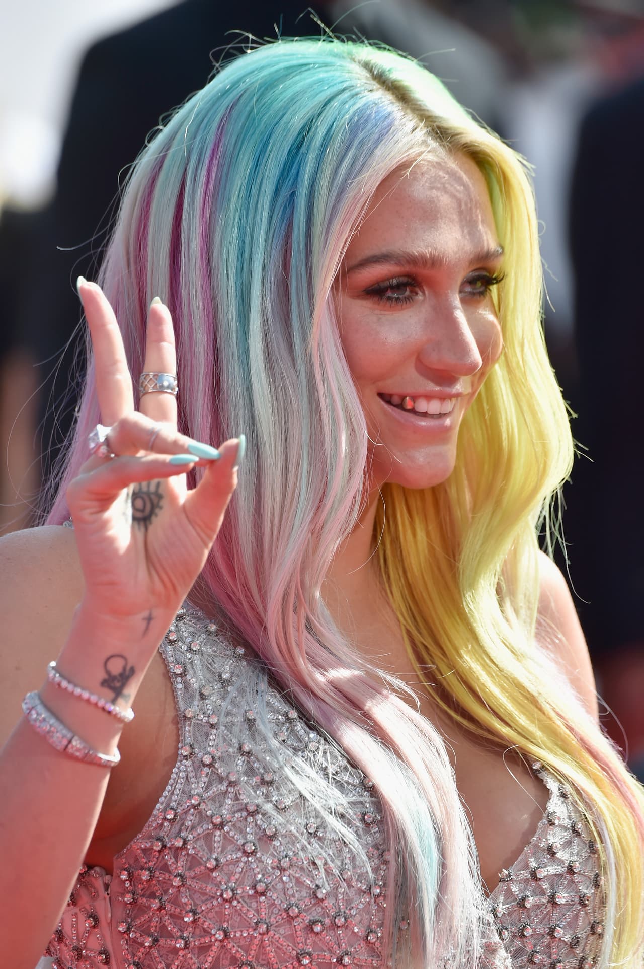 Shocking. Estrena una melena multicolor. Con el tye dye hair puedes probar distintos estilos. Si eres osada y te gusta llamar la atención.